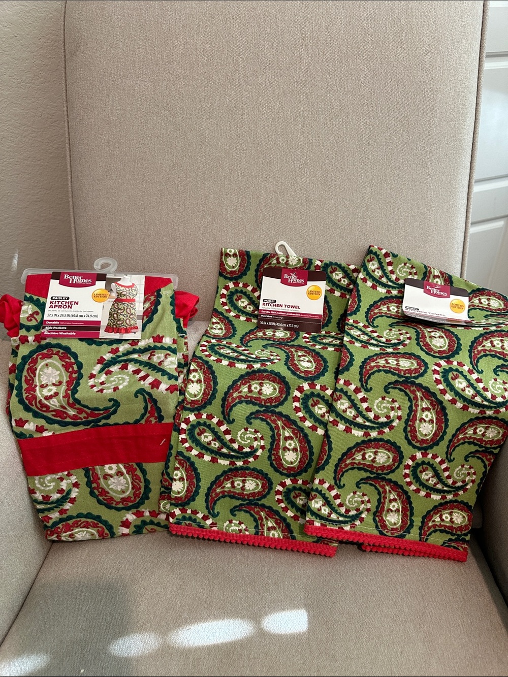 Better Homes And Gardens Red and Green Paisley Kitchen Linens Set